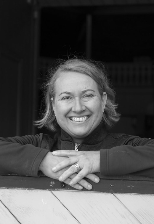 Anne-Carin Klinge Sporrong är född och uppvuxen i Falköping, Västergötland. Som vuxen har bland annat hemadressen varit Uppsala, Los Angeles och Stockholm, men har nu landat i Strängnäs.
Den akademiska bakgrunden är en gymnasielärarexamen i svenska och engelska, men också studier i litteratur, historia och egyptologi. Största delen av sitt yrkesverksamma liv har hon även varit verksam som tränare, domare och aktiv tävlingsryttare inom ridsporten, varav de senaste tjugo åren på heltid.